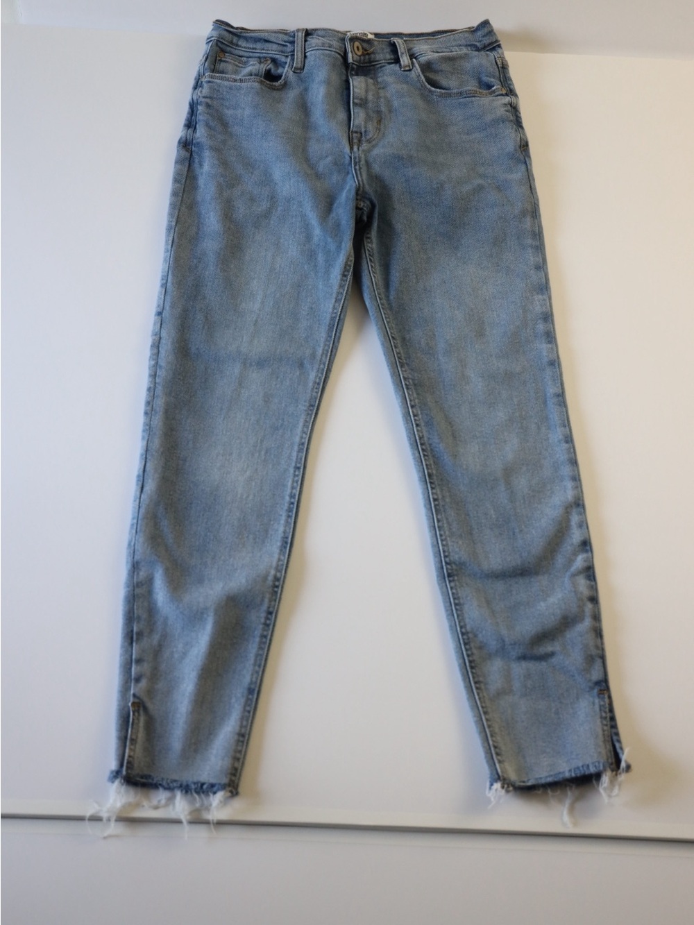 Kensie Light Blue Cropped Ankle Jeans with Frayed Hem